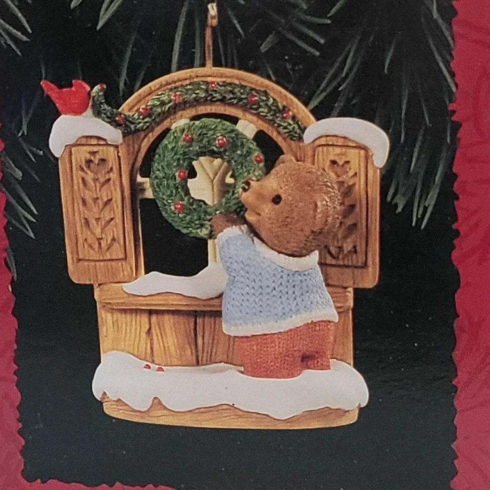 Hallmark Keepsake Ornament 1996 Tender Touches Bear Decorating Wreath Christmas‎